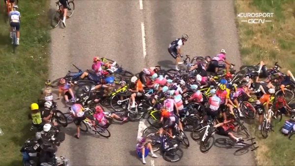 Tour de France Femmes: Απίστευτη καραμπόλα με 30 ποδηλάτισσες