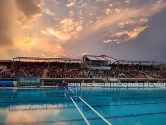 Παγκόσμιο Κορασίδων (Κ16): Κατάμεστο το Κολυμβητήριο Νέας Πολιτείας Λάρισας στην Τελετή Έναρξης