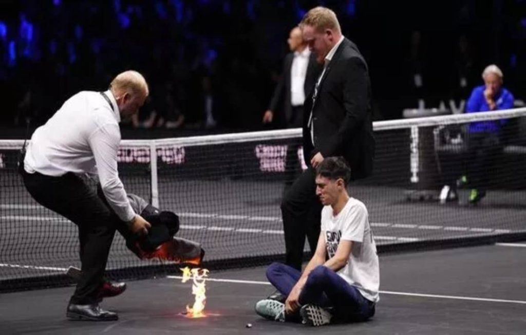 Laver Cup: Διαδηλωτής έβαλε φωτιά στον εαυτό του! (vid)