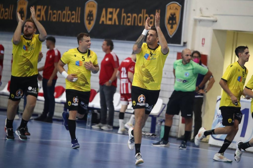 Handball Premier, ΑΕΚ – Ολυμπιακός 25-22: Πήραν το πρώτο ντέρμπι της σεζόν οι “κιτρινόμαυροι”