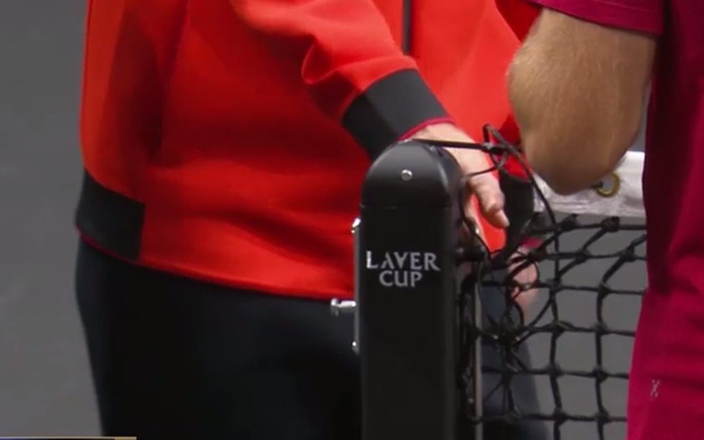 Laver Cup: Ο Φέντερερ πέρασε την μπάλα από την τρύπα του…φιλέ (vid)