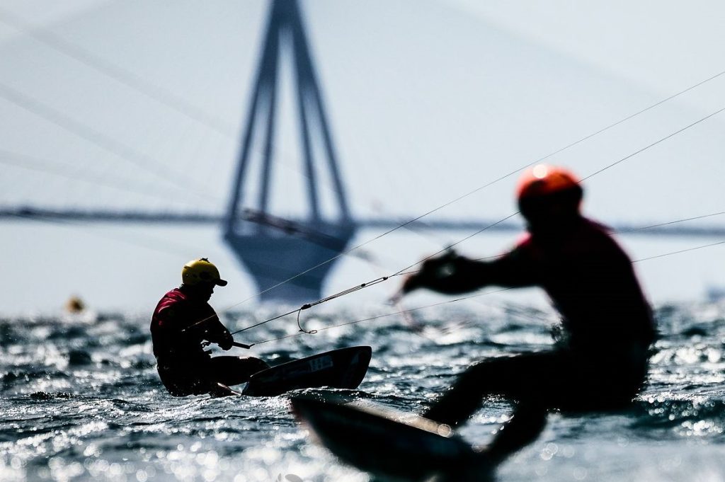 Ευρωπαϊκό Kite Foiling: Αρχή με δύσκολο καιρό στη Ναύπακτο (vid)