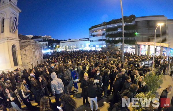 Συγκέντρωση και πορεία διαμαρτυρίας στο Α.Τ. Ομονοίας για τον βιασμό της 19χρονης