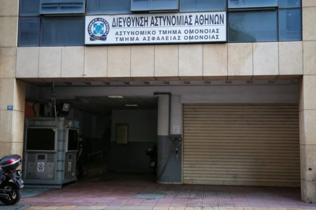 Σεξουαλική κακοποίηση από αστυνομικούς μέσα στο Α.Τ. Ομόνοιας καταγγέλλει 21χρονη