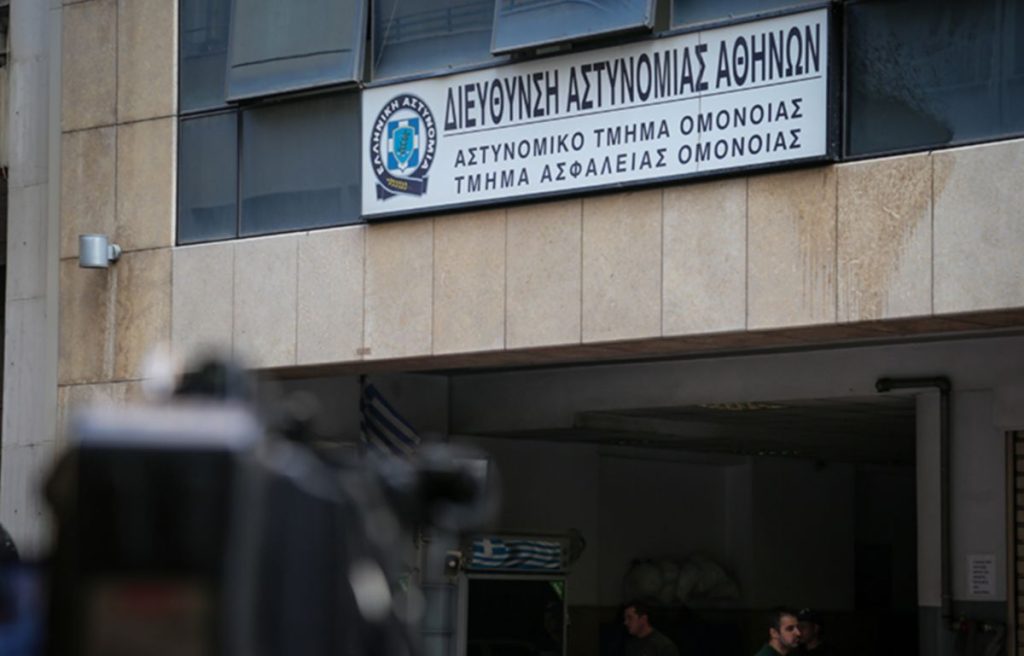 Βιασμός 19χρονης στο Α.Τ. Ομόνοιας: Ελεύθεροι υπό όρους οι δύο αστυνομικοί μετά τις απολογίες τους