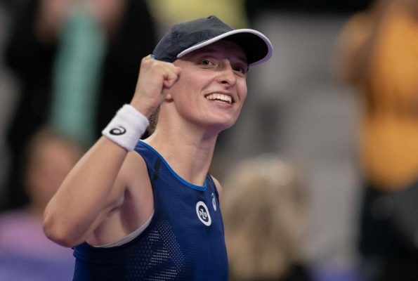 WTA Finals: “Σίφουνας” η Σφιόντεκ και τώρα ημιτελικά (vids)