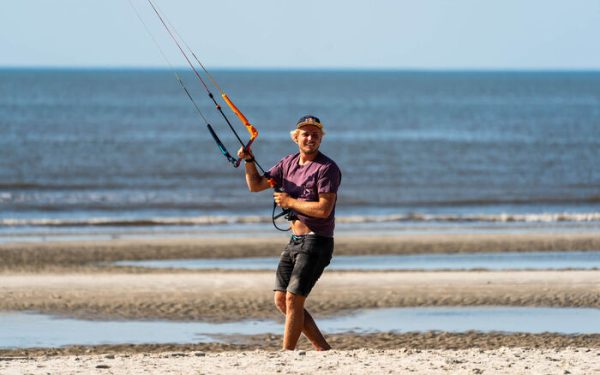 Ο Λάσε Γουόκερ κάνει kite surfing πάνω από… μία φάλαινα! (vid)