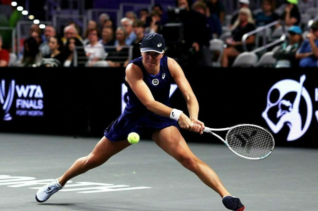 WTA Finals: “Αγκαλιά” με την πρόκριση στα ημιτελικά η Σφιόντεκ (vids)