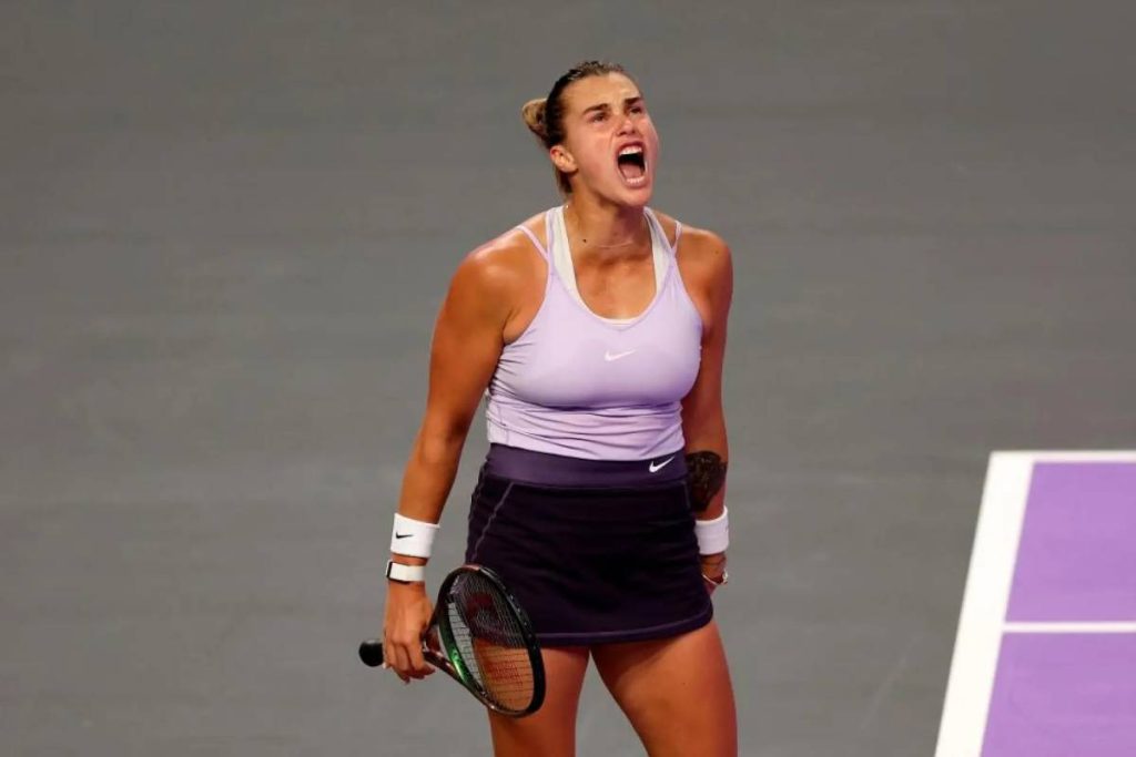 WTA Finals: Κέρδισε και ελπίζει για “ασίστ” από τη Σάκκαρη η Σαμπαλένκα (vid)