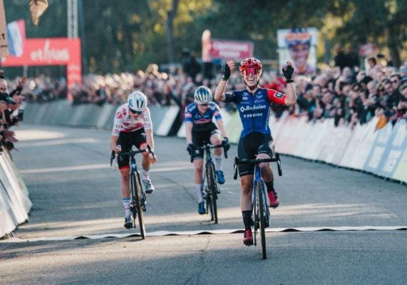 Παγκόσμιο κύπελλο Cyclocross: Πρώτη νίκη για την Φαν Ανρόι (vid)