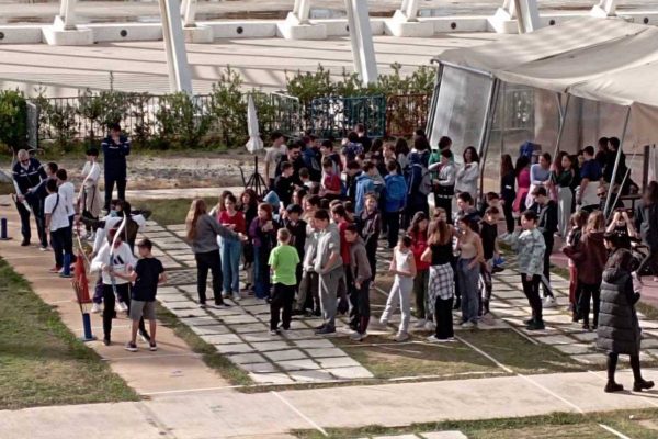 Επίδειξη σε σχολείο των Καλυβίων Θορικού για το «Τόξο του Οδυσσέα» (pics)