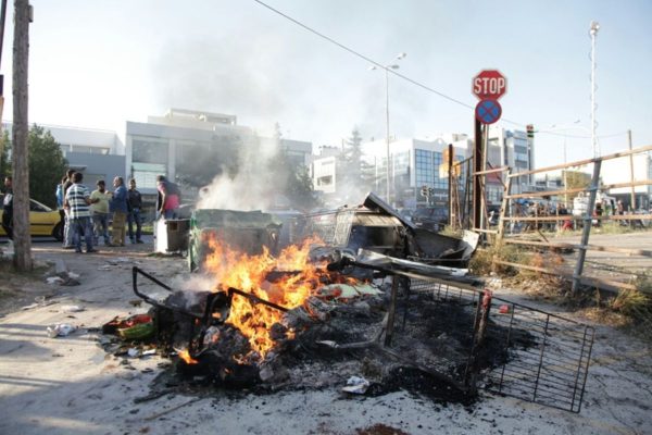 Χαλάνδρι: Επεισόδια με Ρομά κοντά στον καταυλισμό – Καίνε λάστιχα και κάδους απορριμμάτων