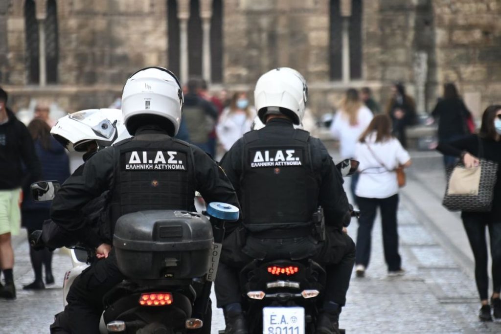 Επεισοδιακή καταδίωξη στην Αττική Οδό: Έσπασαν μπάρες – Τραυματίστηκε αστυνομικός