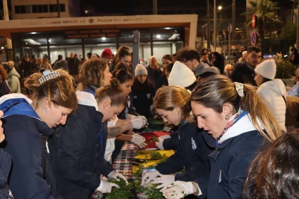 Στο λιμάνι του Πειραιά φύτρωσαν “Λουλούδια μες τη λάσπη”! – “Ο Άλλος Άνθρωπος” με Εθνικό και Μαζωνάκη (pics, vid)