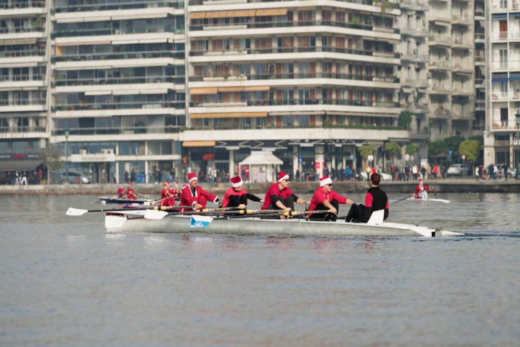 Santa Rowing: Αγιοβασίληδες… προσθαλασσώθηκαν στον Θερμαϊκό Κόλπο (vid)