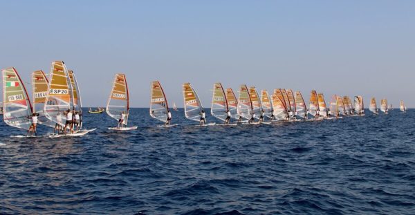 «Athens International Sailing Week 2022»: Προηγούνται Ζαννάρας Techno 293 Plus και Κονταρίνης Techno 293