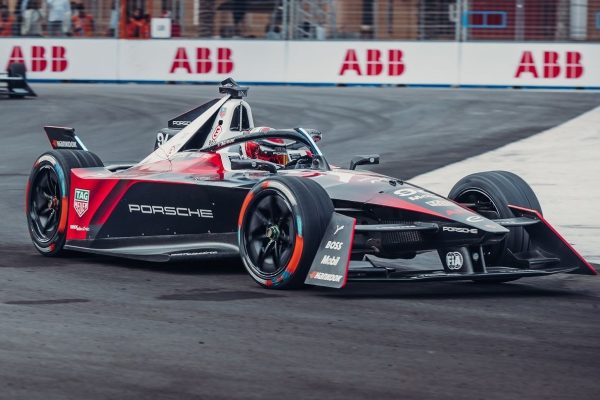 Formula E: Νικητής στον πρώτο αγώνα της Ντιρίγια ο Βερλάιν (vid)