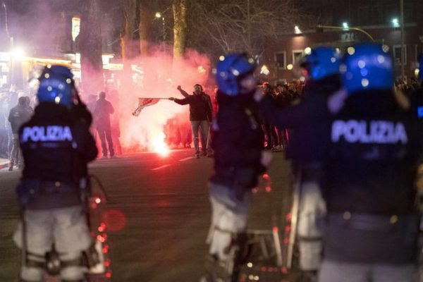 Αιματηρά επεισόδια μεταξύ χούλιγκαν Ρόμα και Νάπολι (vids)