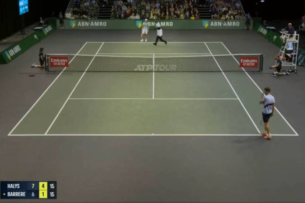 Rotterdam Open: “Εισβολή” θεατή με στολή πάντα στο κορτ (vid)