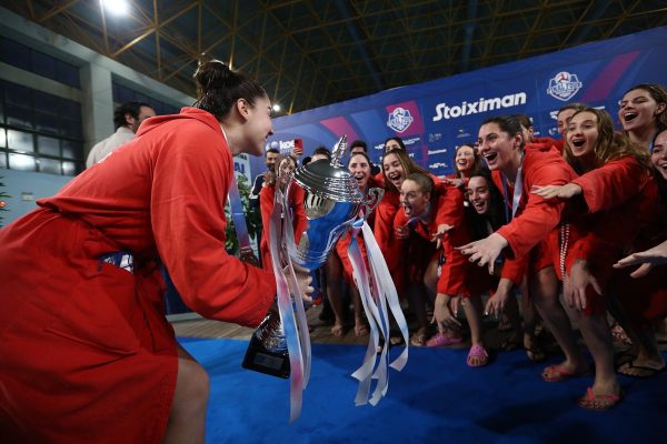 ΝΟ Βουλιαγμένης – Ολυμπιακός 6-11: Απόλυτη κυριαρχία από τα ερυθρόλευκα κορίτσια, με 5ο τρόπαιο στο Κύπελλο Ελλάδας (vid)