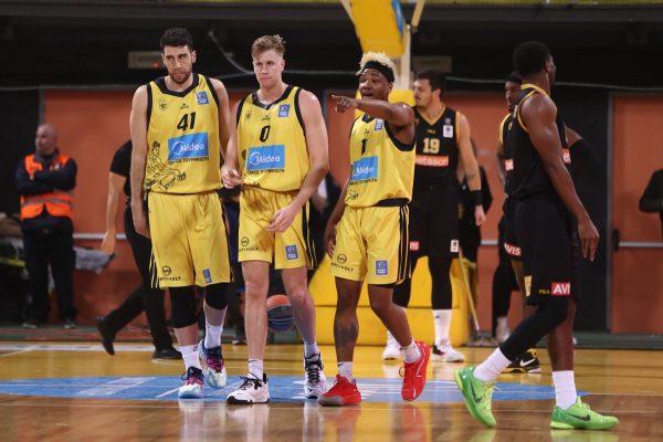 Άρης – ΑΕΚ 74-64: Μεγάλη νίκη και «χαμός» για την τρίτη θέση (vid)