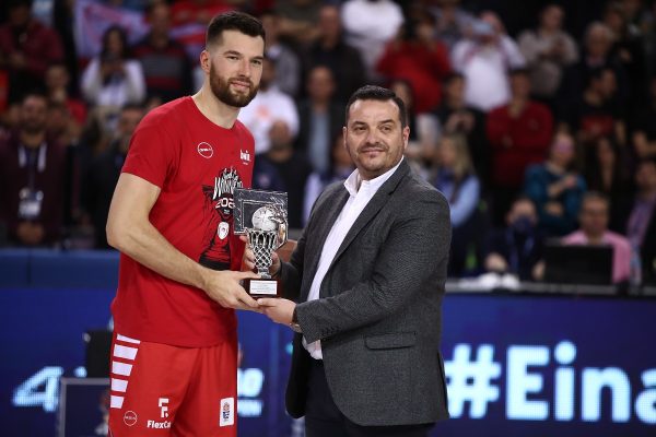 Οι βραβεύσεις των MVP Πίτερς και Βεζένκοφ (vid)