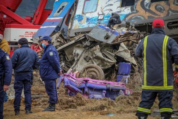 Για ανθρωποκτονία από αμέλεια και επικίνδυνες παρεμβάσεις στην συγκοινωνία κατηγορείται ο σταθμάρχης της Λάρισας (vid)