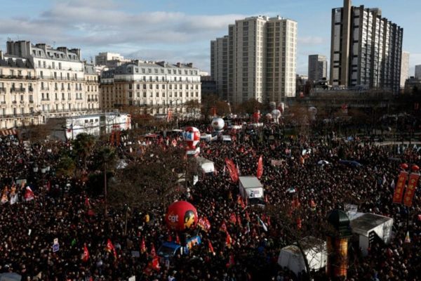 Παραλύει την Τρίτη η Γαλλία για το νομοσχέδιο για τις συντάξεις