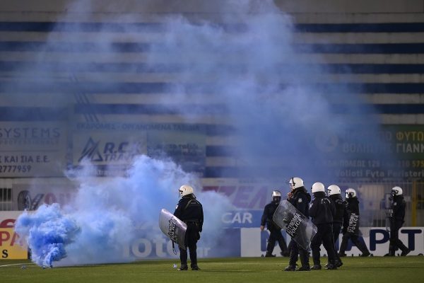 Ατρόμητος – Παναθηναϊκός: Χαμός στο Περιστέρι με τους οπαδούς και διακοπή (pics)