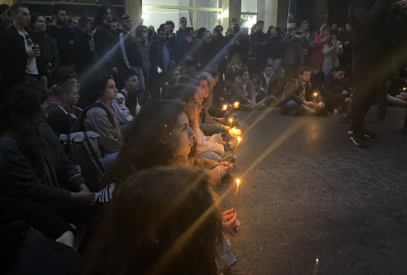 Συγκέντρωση διαμαρτυρίας έξω από την Hellenic Train με αναμμένα κεριά (pics)