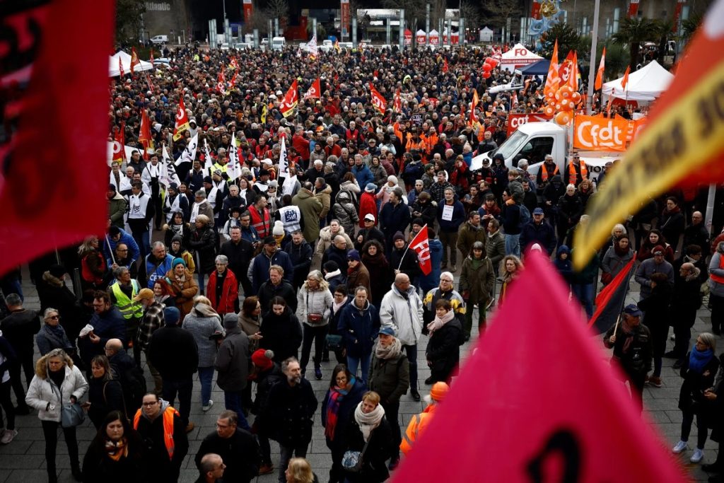 Γαλλία: Σε 10η μέρα απεργιακών κινητοποιήσεων καλούν τα συνδικάτα