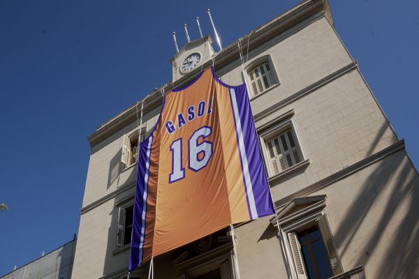 Σε χρώματα χρυσό και μωβ προς τιμήν του Γκαζόλ το Δημαρχείο του Sant Boi’s del Llobregat (pics)