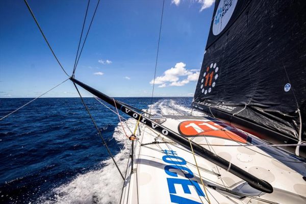 Ocean Race: Μειώνεται το προβάδισμα της Holcim-PRB, προβλήματα για την 11th Hour Racing (vid)