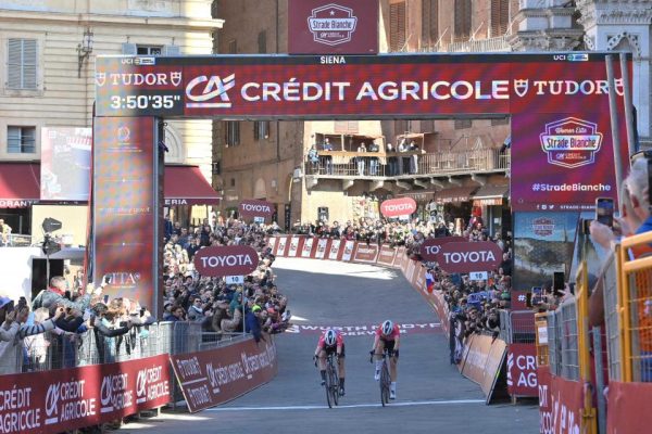 Strade Bianche Donne: Νικήτρια η Φόλερινγκ, άλογο μπήκε στη διαδρομή (vids)