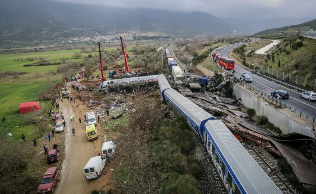 Τέμπη: «Επί 45 ολόκληρα λεπτά έψαχναν να βρουν σε ποιο κομμάτι της διαδρομής βρίσκεται το τρένο»