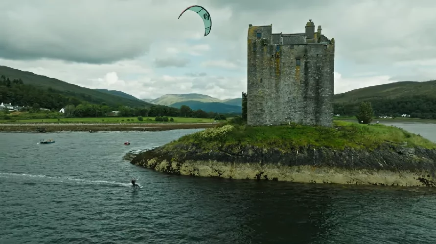 Η Χάνα Γουάιτλεϊ κάνει kite surf πέριξ ενός… σκωτσέζικου κάστρου! (vid)