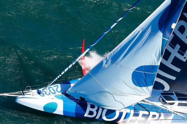 The Ocean Race: Παραμένει στη μάχη παρά το ατύχημα η Biotherm (vid)