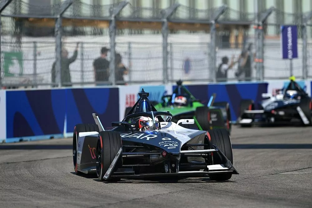 Formula E: Το 1-2 η Jaguar, νικητής στον πρώτο αγώνα του Βερολίνου ο Έβανς (vid)