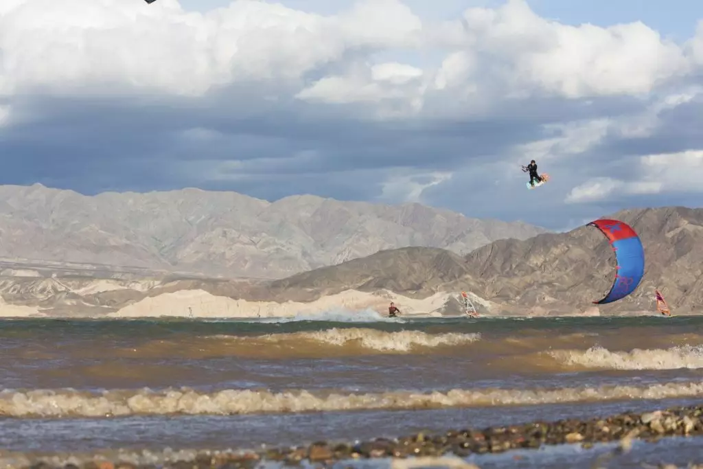 Η… παράσταση των kite surfer της Naish στην Κουέστα Ντελ Βιέντο! (vid)