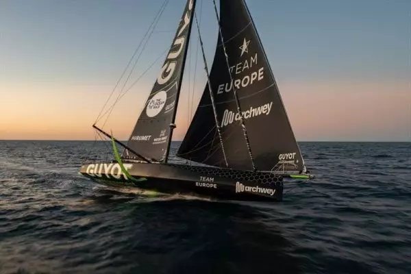 The Ocean Race: Αποφασισμένη να φτάσει στον τερματισμό η GUYOT (vid)