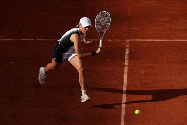 Roland Garros: Δοκιμάστηκε στο πρώτο σετ αλλά πέρασε η Σφιόντεκ (vid)