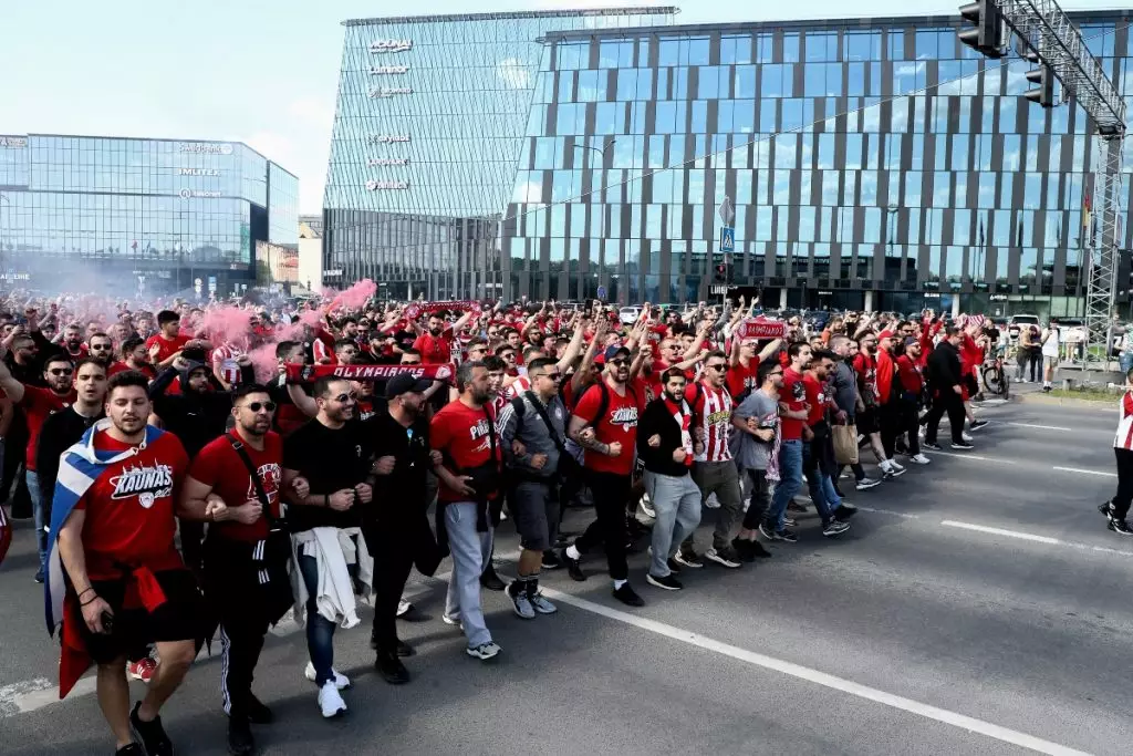 Η πορεία των φιλάθλων του Ολυμπιακού προς το γήπεδο (pics & vid)