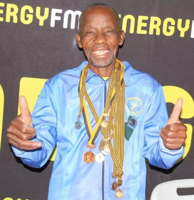 Comrades Marathon: O 81χρονος Mosehla έσπασε το ρεκόρ του γηραιότερου δρομέα που τερματίζει (pics)