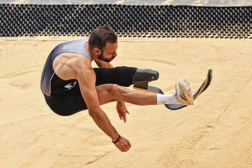 Piraeus Street Long Jump: Παρούσα και η ΕΑΟΜ-ΑμεΑ με τον Κώστα Βέλτση