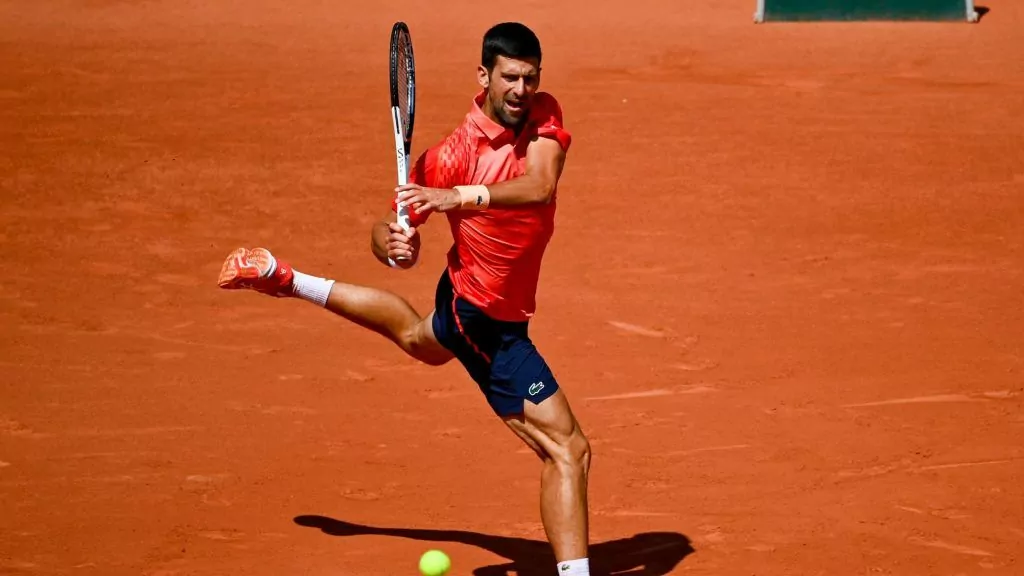 Roland Garros: Δοκιμάστηκε αλλά πέρασε χωρίς να χάσει σετ ο Τζόκοβιτς (vids)