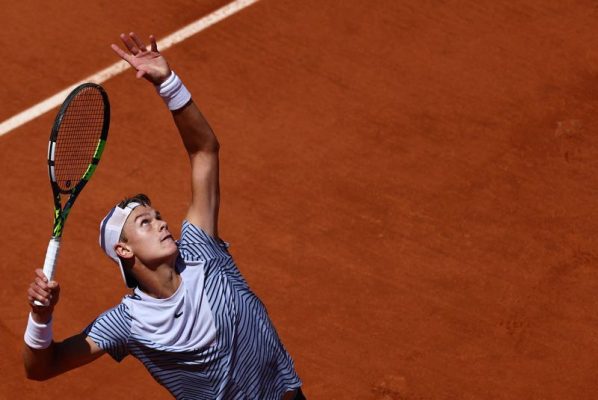 Roland Garros: Νίκη στα τρία σετ για τον Ρούνε (vid)