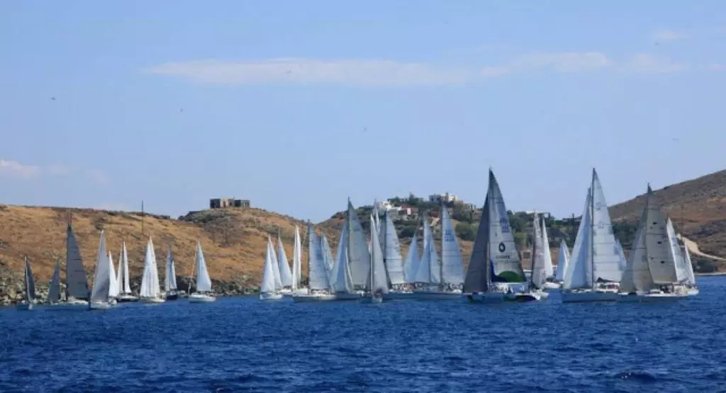 Σε πλήρη εξέλιξη η «CYCLADES REGATTA 2023» (pics)