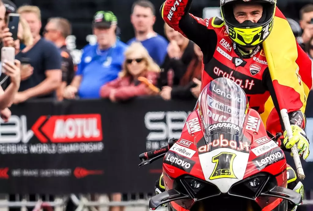 World SBK: Γράφει ιστορία και στο Ντόνινγκτον Παρκ ο Μπαουτίστα (vids)