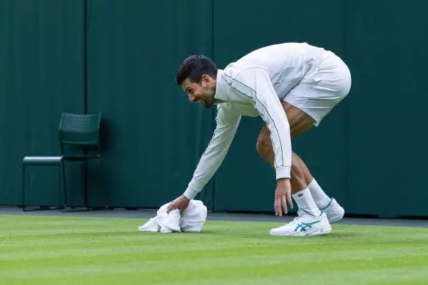 Wimbledon: Βοήθησε για να στεγνώσει το γήπεδο ο Τζόκοβιτς (vid)