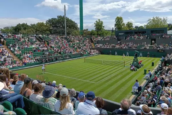 Wimbledon: Νέα διακοπή στα παιχνίδια – Αγγίζει το bagel η Σάκκαρη! (vid)